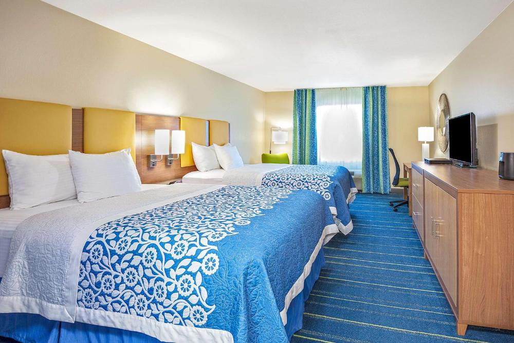 Queen Room with Two Queen Beds - Non-Smoking interior